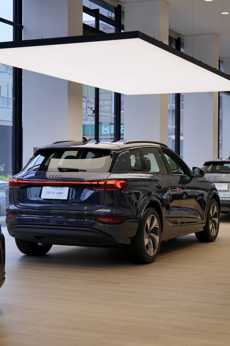 實車分享｜全新上市 𝐀𝐮𝐝𝐢 𝐐𝟔 𝐞-𝐭𝐫𝐨𝐧｜正式進駐