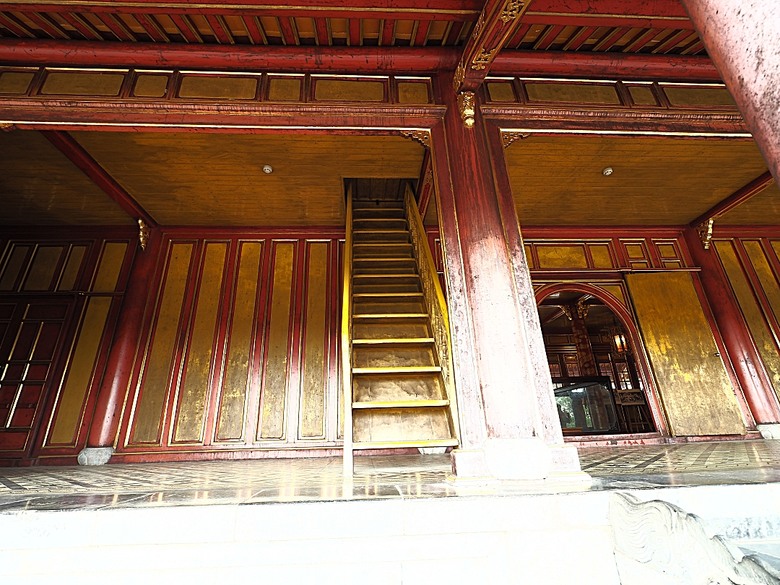 順化皇城(Kinh thành Huế)、啟定皇陵(Lăng Khải Định)、靈姥寺(天姥寺) (Chùa Thiên Mụ)、線香民俗文化村(Incense Village)、皇帝宮廷宴,附掛峴港 AU LAC BEACH海鮮餐廳 — 2025年越南峴港、會安、美山、順化、巴拿山太陽世界六日歷史文化及遊樂園之旅 第五回