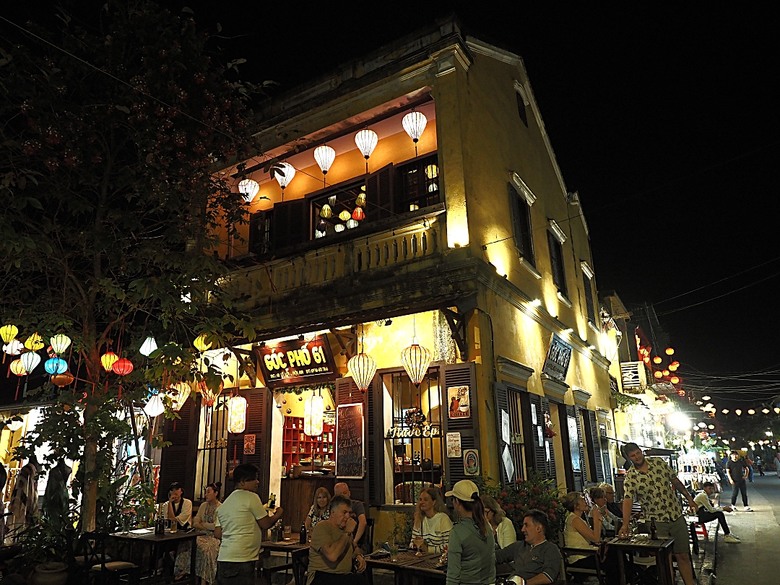 會安古鎮 (來遠橋、Faifo Coffee、華人會館群)、會安夜市、在地美食HOME Hoi An 餐廳、秋盆河乘船放水燈 — 2025年越南峴港、會安、美山、順化、巴拿山 — 聯合國世界文化遺產及遊樂園之六日悠遊 第一回