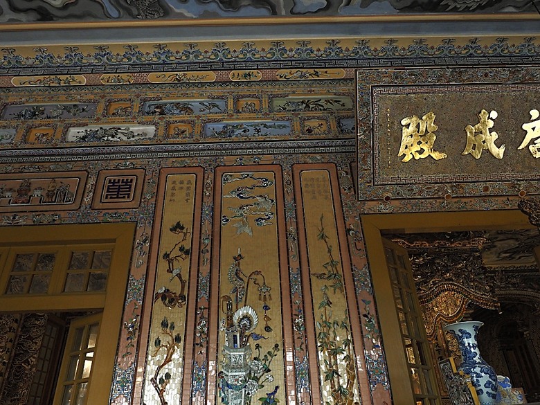 順化皇城(Kinh thành Huế)、啟定皇陵(Lăng Khải Định)、靈姥寺(天姥寺) (Chùa Thiên Mụ)、線香民俗文化村(Incense Village)、皇帝宮廷宴，附掛峴港 AU LAC BEACH海鮮餐廳 — 2025年越南峴港、會安、美山、順化、巴拿山太陽世界六日歷史文化及遊樂園之旅 第五回