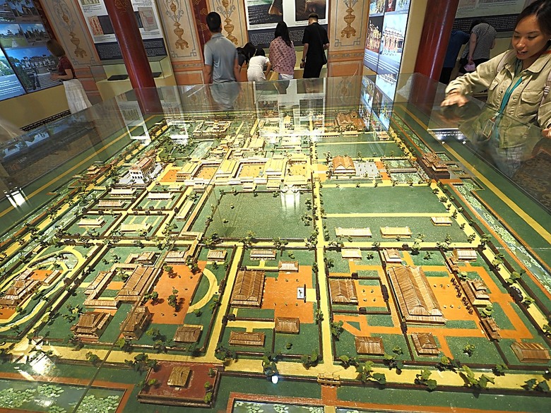 順化皇城(Kinh thành Huế)、啟定皇陵(Lăng Khải Định)、靈姥寺(天姥寺) (Chùa Thiên Mụ)、線香民俗文化村(Incense Village)、皇帝宮廷宴，附掛峴港 AU LAC BEACH海鮮餐廳 — 2025年越南峴港、會安、美山、順化、巴拿山太陽世界六日歷史文化及遊樂園之旅 第五回