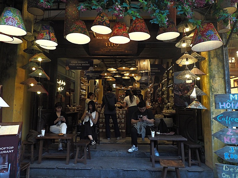 會安古鎮 (來遠橋、Faifo Coffee、華人會館群)、會安夜市、在地美食HOME Hoi An 餐廳、秋盆河乘船放水燈 — 2025年越南峴港、會安、美山、順化、巴拿山 — 聯合國世界文化遺產及遊樂園之六日悠遊 第一回