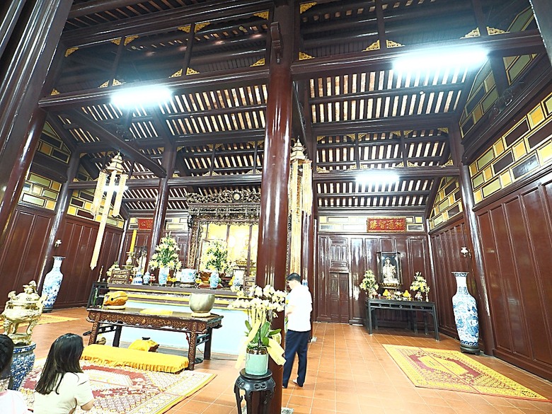 順化皇城(Kinh thành Huế)、啟定皇陵(Lăng Khải Định)、靈姥寺(天姥寺) (Chùa Thiên Mụ)、線香民俗文化村(Incense Village)、皇帝宮廷宴，附掛峴港 AU LAC BEACH海鮮餐廳 — 2025年越南峴港、會安、美山、順化、巴拿山太陽世界六日歷史文化及遊樂園之旅 第五回