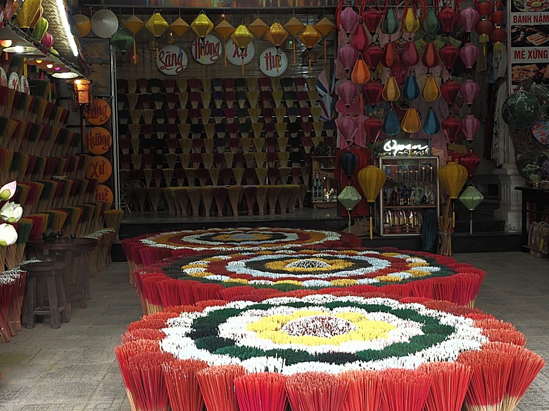 順化皇城(Kinh thành Huế)、啟定皇陵(Lăng Khải Định)、靈姥寺(天姥寺) (Chùa Thiên Mụ)、線香民俗文化村(Incense Village)、皇帝宮廷宴,附掛峴港 AU LAC BEACH海鮮餐廳 — 2025年越南峴港、會安、美山、順化、巴拿山太陽世界六日歷史文化及遊樂園之旅 第五回