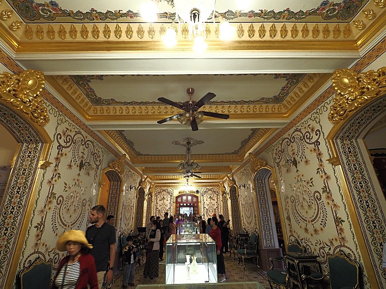 順化皇城(Kinh thành Huế)、啟定皇陵(Lăng Khải Định)、靈姥寺(天姥寺) (Chùa Thiên Mụ)、線香民俗文化村(Incense Village)、皇帝宮廷宴,附掛峴港 AU LAC BEACH海鮮餐廳 — 2025年越南峴港、會安、美山、順化、巴拿山太陽世界六日歷史文化及遊樂園之旅 第五回