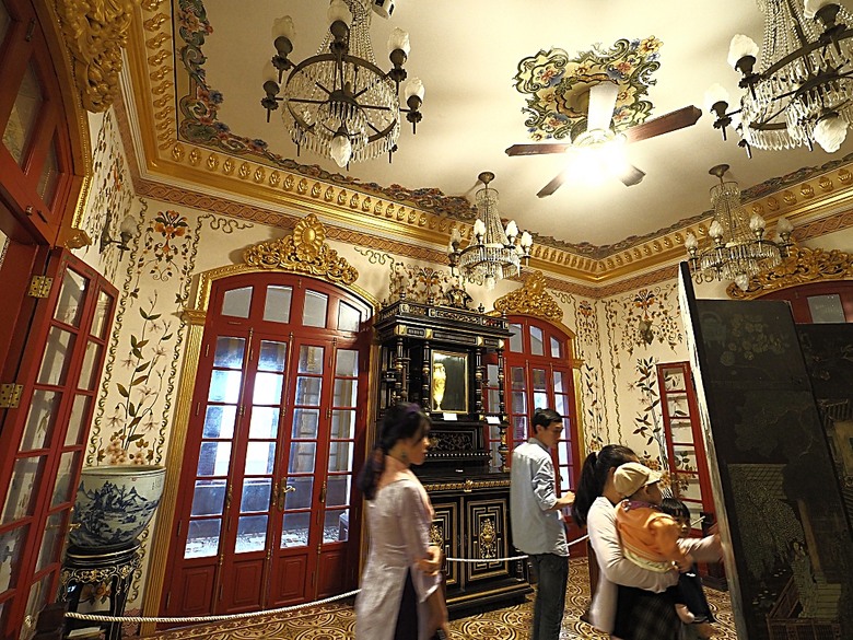 順化皇城(Kinh thành Huế)、啟定皇陵(Lăng Khải Định)、靈姥寺(天姥寺) (Chùa Thiên Mụ)、線香民俗文化村(Incense Village)、皇帝宮廷宴,附掛峴港 AU LAC BEACH海鮮餐廳 — 2025年越南峴港、會安、美山、順化、巴拿山太陽世界六日歷史文化及遊樂園之旅 第五回