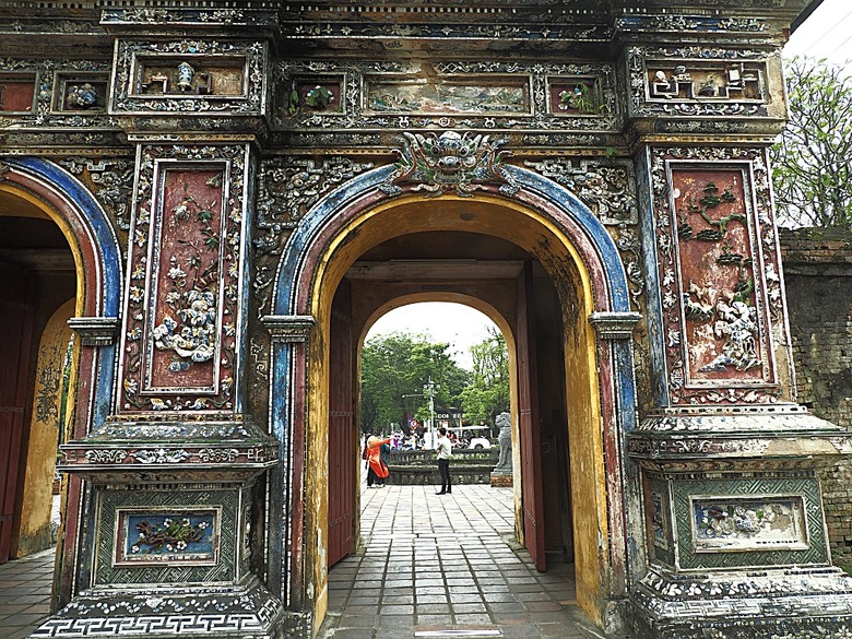 順化皇城(Kinh thành Huế)、啟定皇陵(Lăng Khải Định)、靈姥寺(天姥寺) (Chùa Thiên Mụ)、線香民俗文化村(Incense Village)、皇帝宮廷宴,附掛峴港 AU LAC BEACH海鮮餐廳 — 2025年越南峴港、會安、美山、順化、巴拿山太陽世界六日歷史文化及遊樂園之旅 第五回