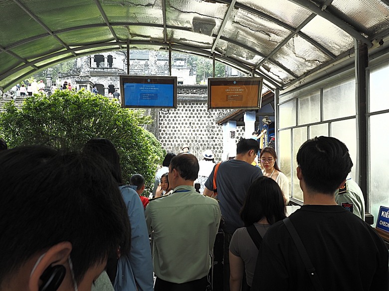 順化皇城(Kinh thành Huế)、啟定皇陵(Lăng Khải Định)、靈姥寺(天姥寺) (Chùa Thiên Mụ)、線香民俗文化村(Incense Village)、皇帝宮廷宴,附掛峴港 AU LAC BEACH海鮮餐廳 — 2025年越南峴港、會安、美山、順化、巴拿山太陽世界六日歷史文化及遊樂園之旅 第五回