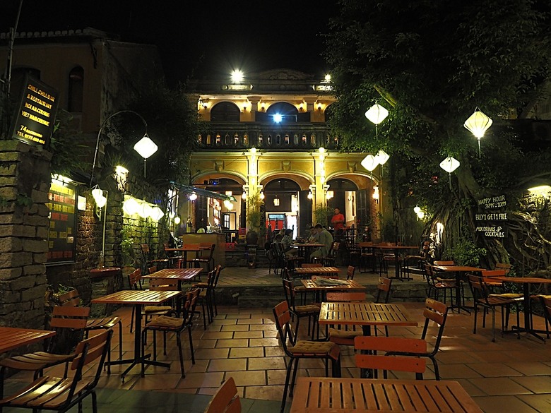 會安古鎮 (來遠橋、Faifo Coffee、華人會館群)、會安夜市、在地美食HOME Hoi An 餐廳、秋盆河乘船放水燈 — 2025年越南峴港、會安、美山、順化、巴拿山 — 聯合國世界文化遺產及遊樂園之六日悠遊 第一回