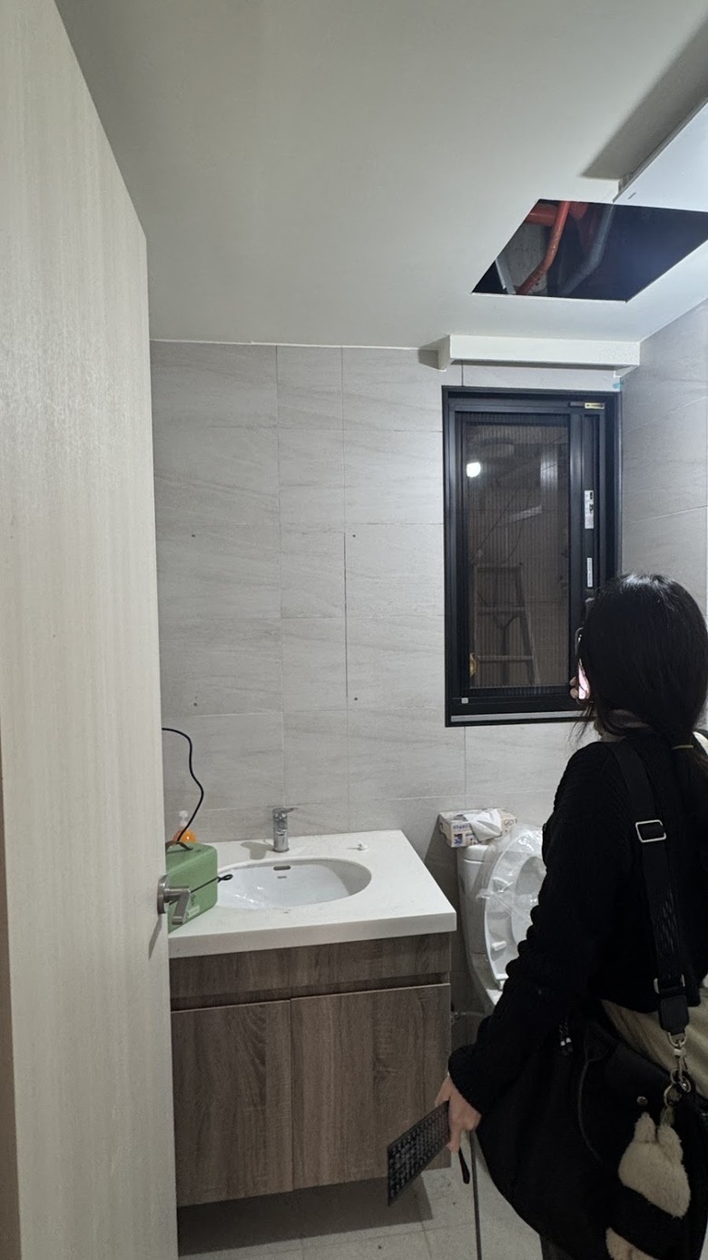 建商的磁磚有夠醜 磁磚+鏡櫃自改(京典)