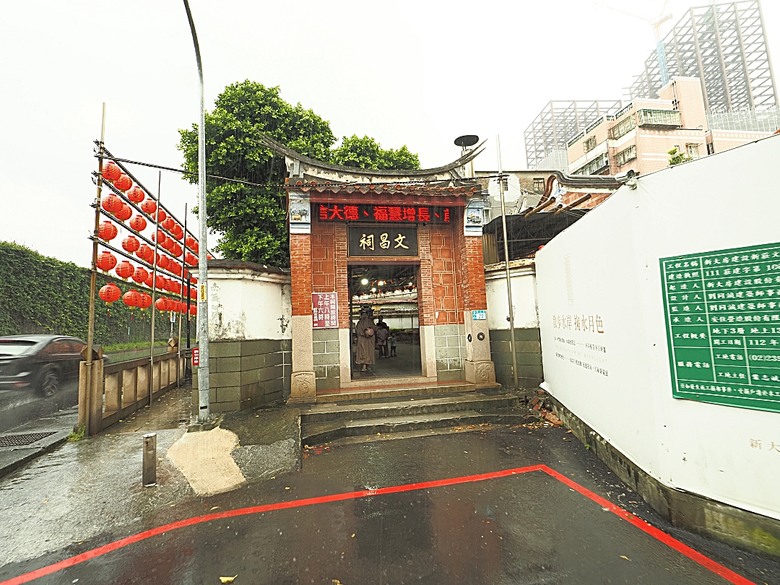 帶領探訪新莊故事 之 2025潮盛新莊活動 —《廟街:眾神連線》集章散策 與 《祭典中的ㄈㄨˊ碼》特展