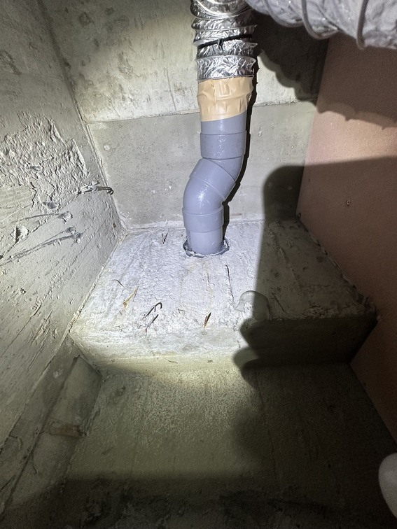 求助，新屋交屋半年，主臥浴室異味問題，建商與水電師傅檢查後仍無解