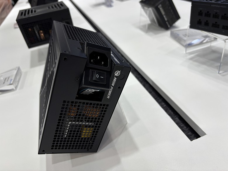 點我看大圖 杜甫遊記:Computex 2025(下)MONTECH/LianLi/darkFlash/Cougar/DeepCool/iRocks/TT/VK