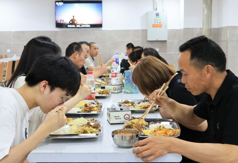 五一假假︱多地開放政府食堂即現人龍 4餸飯最平¥10有交易