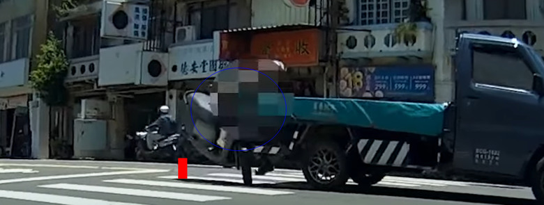 台南🍜🍜 機車騎士🏍️🏍️直行。翹後輪‼️‼️撞前面的待轉汽車🚗🚗