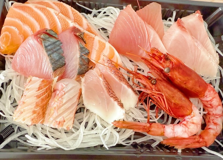 超隱密的生魚片,有許多特殊魚種的生魚片,新鮮、甘甜又超值