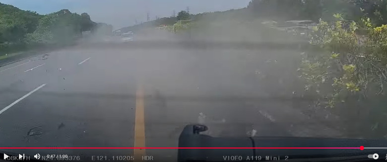 🛒...國道一號。白色轎車🚗🚗，行駛間。撞上去💢 💢