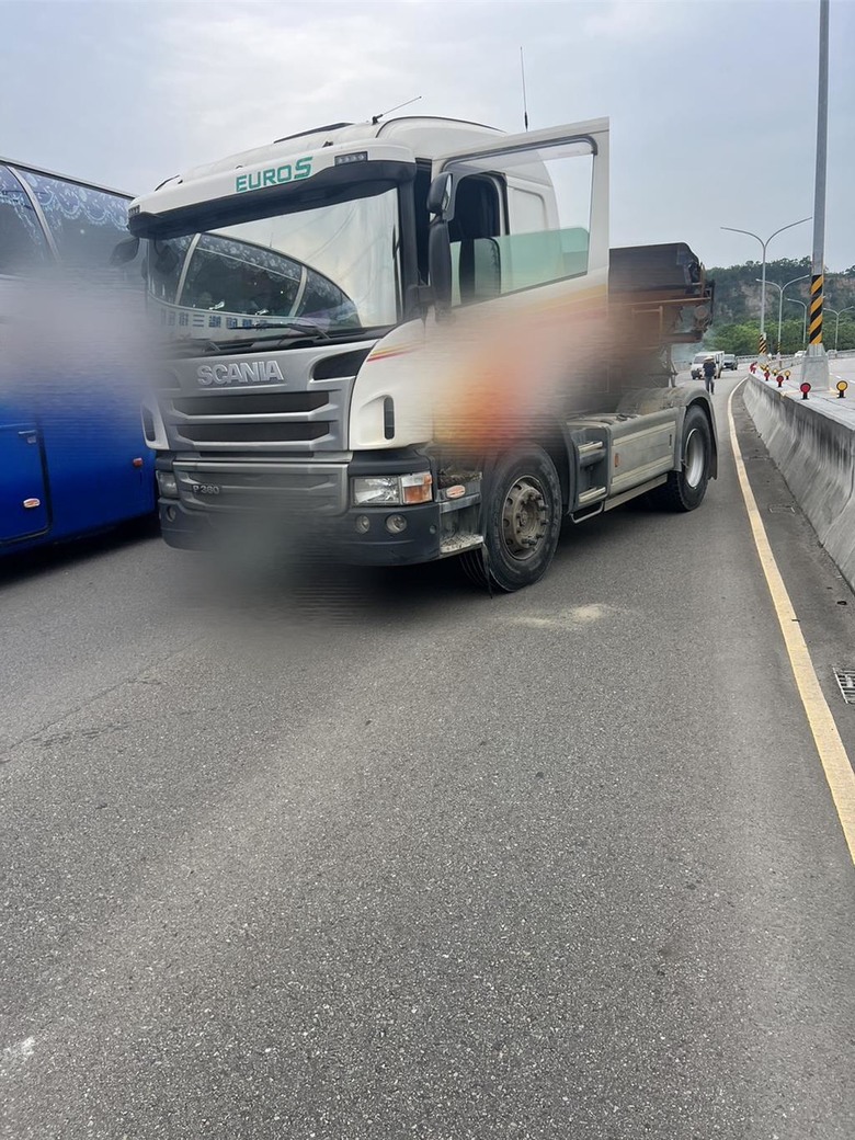 (苗栗)頭份砂石車駕駛下車摔倒☠️ ☠️遭機車高速撞擊爆頭💢💢(無影片)