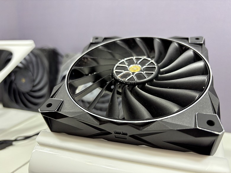 點我看大圖 杜甫遊記:Computex 2025(下)MONTECH/LianLi/darkFlash/Cougar/DeepCool/iRocks/TT/VK
