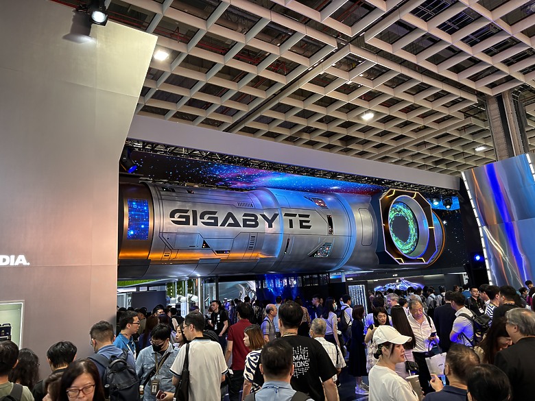 點我看大圖 杜甫遊記:Computex 2025(下)MONTECH/LianLi/darkFlash/Cougar/DeepCool/iRocks/TT/VK