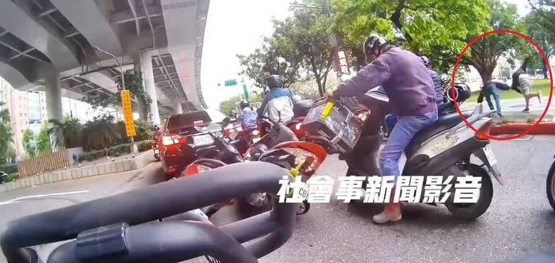 (台北)請支援💪💪輸贏。🔞🔞機車後照鏡擦撞🐱🐱變互毆💢 💢重慶北路追到林森北路‼️‼️