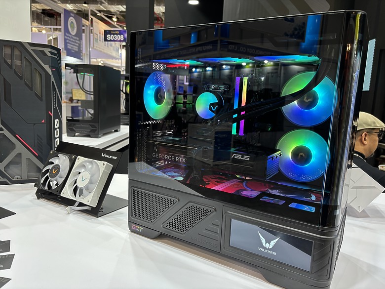 點我看大圖 杜甫遊記:Computex 2025(下)MONTECH/LianLi/darkFlash/Cougar/DeepCool/iRocks/TT/VK