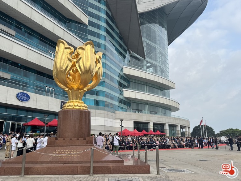 1200名青年學生金紫荊廣場舉行五四升旗禮3位老兵到場觀禮暨紀念抗戰勝利80周年