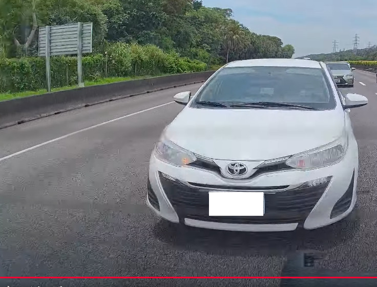 🛒...國道一號。白色轎車🚗🚗，行駛間。撞上去💢 💢