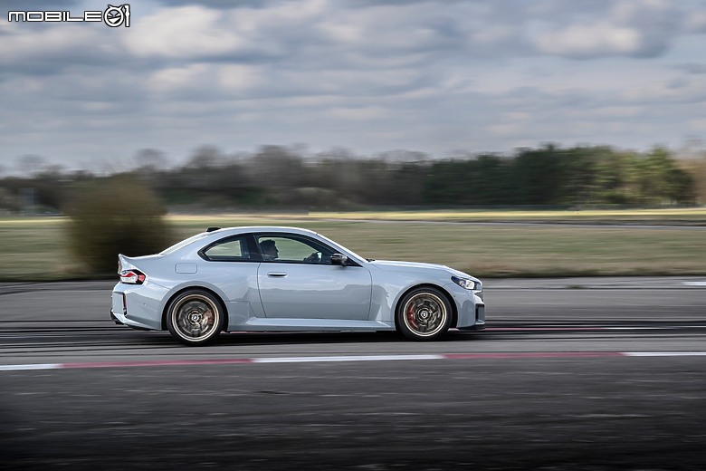【海外新訊】BMW M2 CS 正式亮相,裡外全面強化戰力更極致!