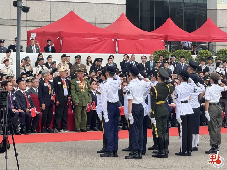 1200名青年學生金紫荊廣場舉行五四升旗禮3位老兵到場觀禮暨紀念抗戰勝利80周年