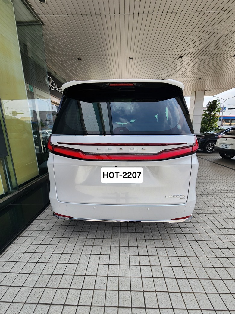 LM交車前，座椅被割破→協商(車商不推諉)→復原→交車→持續收尾