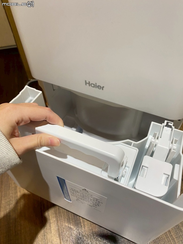 點我看大圖 【開箱】適合租屋族便宜又安靜的除濕機 (Haier海爾 6L-H06EA1)