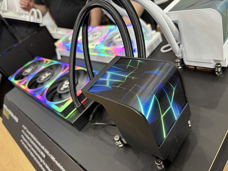 點我看大圖 杜甫遊記:Computex 2025(下)MONTECH/LianLi/darkFlash/Cougar/DeepCool/iRocks/TT/VK