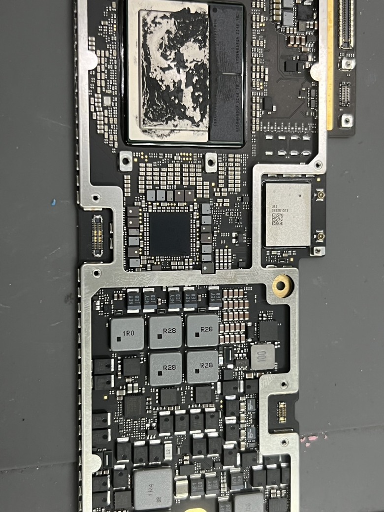 MacBook Air M2 A2681 充電充到一半主機板燒了