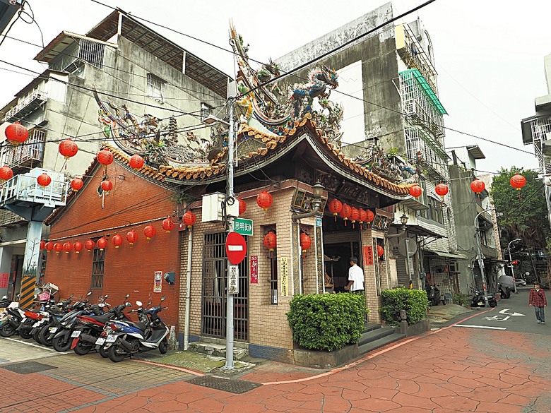 帶領探訪新莊故事 之 2025潮盛新莊活動 —《廟街:眾神連線》集章散策 與 《祭典中的ㄈㄨˊ碼》特展