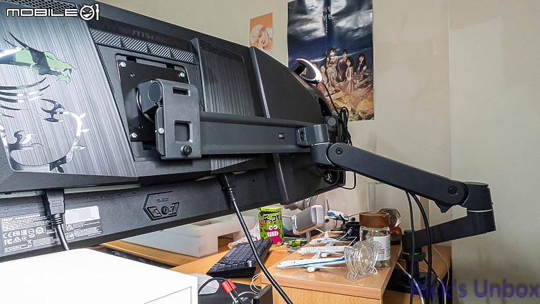 點我看大圖 【開箱】螢幕支架界的愛馬仕 | ERGOTRON LX PRO DESK DUAL DIRECT ARM ft. MPG 271QRX QD-OLED