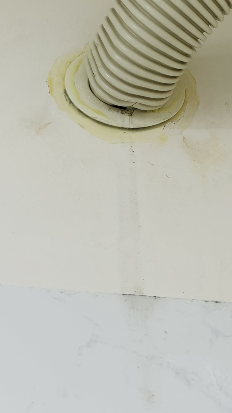 冷氣往室外機口漏水