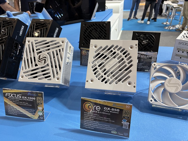 點我看大圖 杜甫遊記:Computex 2025(下)MONTECH/LianLi/darkFlash/Cougar/DeepCool/iRocks/TT/VK