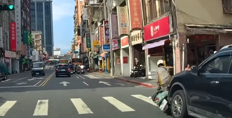 台北萬華區💢 💢汽車咬機車‼️‼️不倒車還牽不起來❓ 罕見。