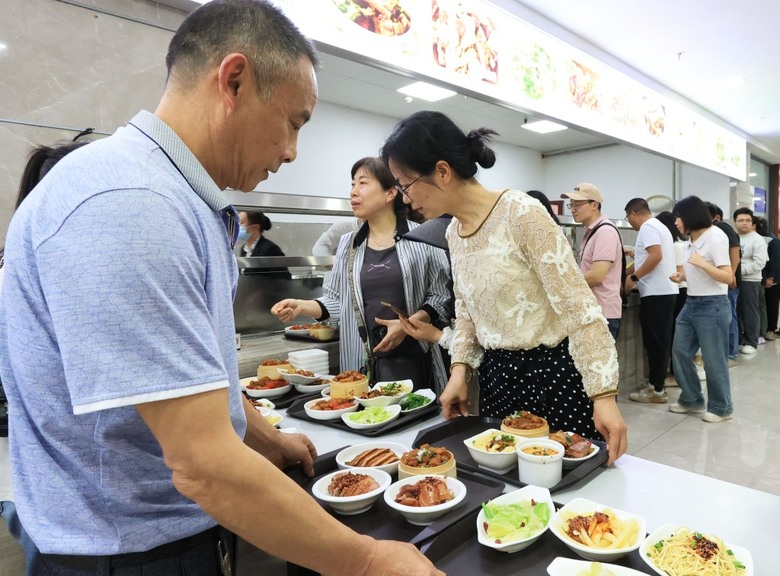 五一假假︱多地開放政府食堂即現人龍 4餸飯最平¥10有交易