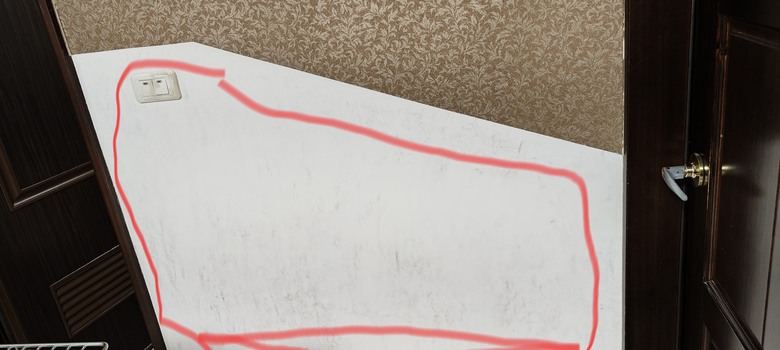 上完壁癌粉後牆壁是白色的，但補土完局部泛黑
