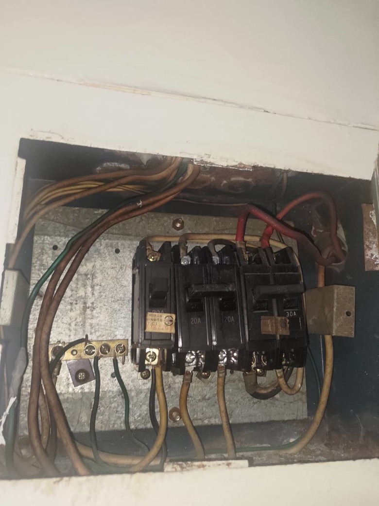 請問老屋電線重拉，電箱容量與迴路問題