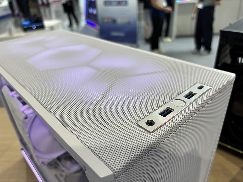 點我看大圖 杜甫遊記:Computex 2025(下)MONTECH/LianLi/darkFlash/Cougar/DeepCool/iRocks/TT/VK