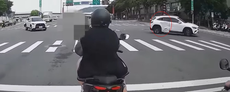北市。承德路七段機車騎士🏍️🏍️直接撞正在左轉的車輛🚗🚗後座車門扁了。(新增無碼版)限時