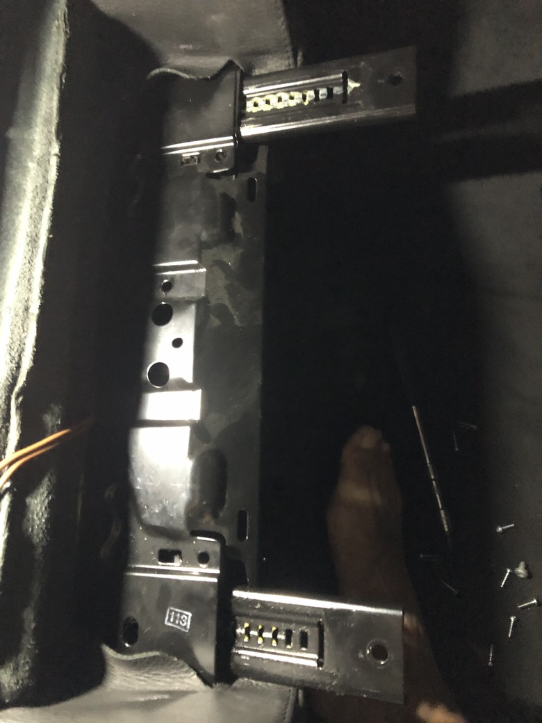 假日小小DIYBMW E60 乘客座腿部支撐修復