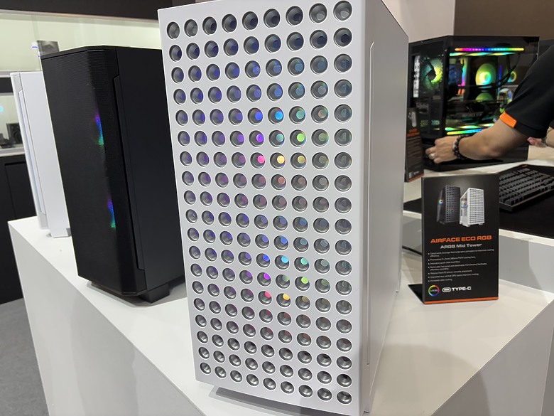點我看大圖 杜甫遊記:Computex 2025(下)MONTECH/LianLi/darkFlash/Cougar/DeepCool/iRocks/TT/VK