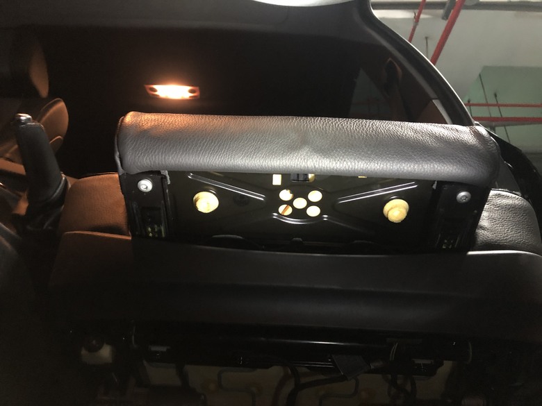 假日小小DIYBMW E60 乘客座腿部支撐修復