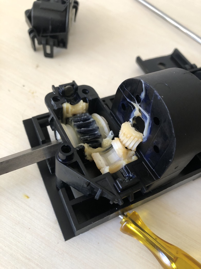 假日小小DIYBMW E60 乘客座腿部支撐修復