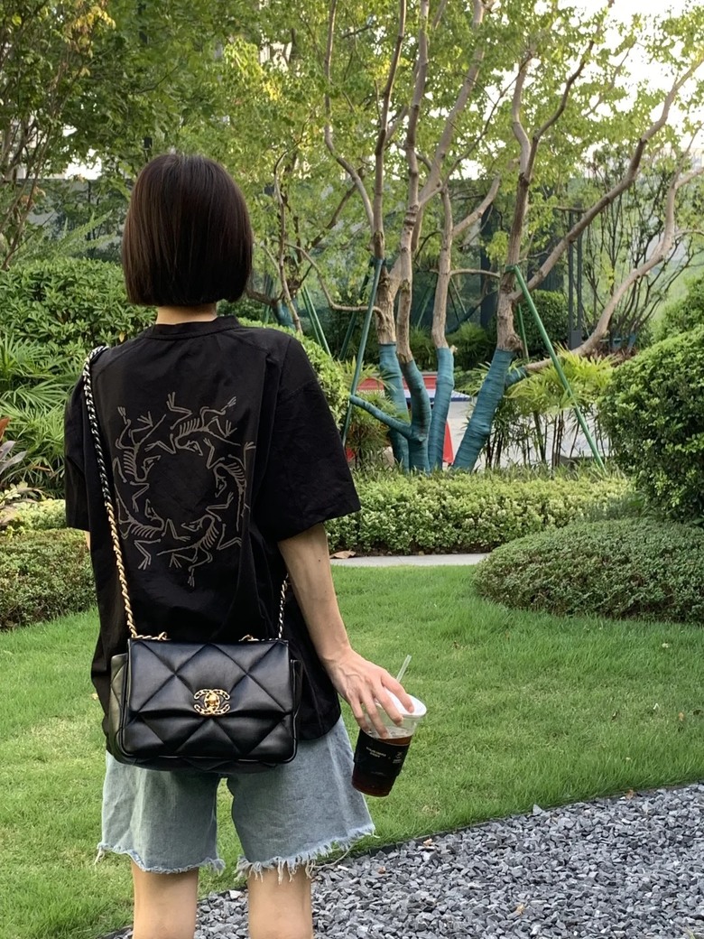 點我看大圖 st朵朵-CHANEL 19 Bag穿搭指南:台灣女孩的時尚實用選擇