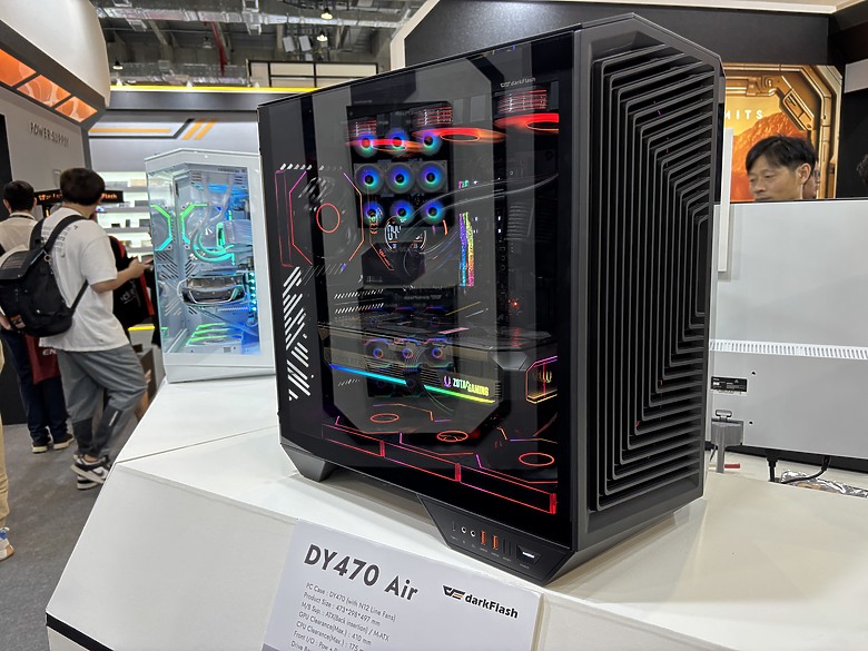 點我看大圖 杜甫遊記:Computex 2025(下)MONTECH/LianLi/darkFlash/Cougar/DeepCool/iRocks/TT/VK